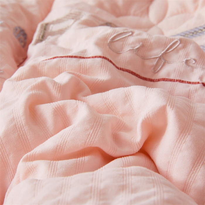 91家纺网 家纺一手货源 找家纺 爱宝被业 2025新款泡芙棉刺绣被被 泡芙棉-柔肤粉