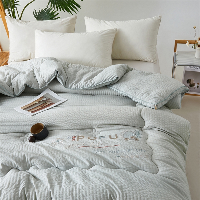 91家纺网 家纺一手货源 找家纺 爱宝被业 2025新款泡芙棉刺绣被被 泡芙棉-时尚灰