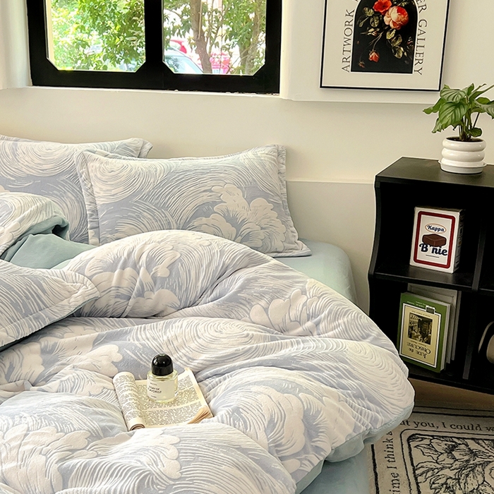 91家纺网 家纺一手货源 找家纺 新印象 2025新款高克重牛奶绒烂花四件套雕花绒四件套浪花-浅兰