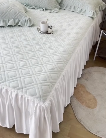 91家纺网 家纺一手货源 找家纺 缦彩 2024新款高克重牛奶绒夹棉床笠式床裙三件套 艾格清新绿