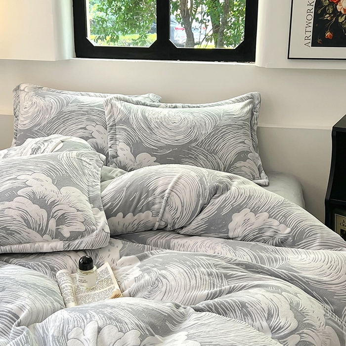 91家纺网 家纺一手货源 找家纺 新印象 2025新款高克重牛奶绒烂花四件套雕花绒四件套浪花-灰