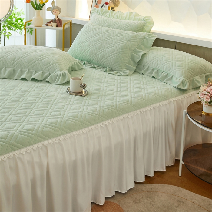 91家纺网 家纺一手货源 找家纺 缦彩 2024新款高克重牛奶绒夹棉床笠式床裙三件套 艾格清新绿