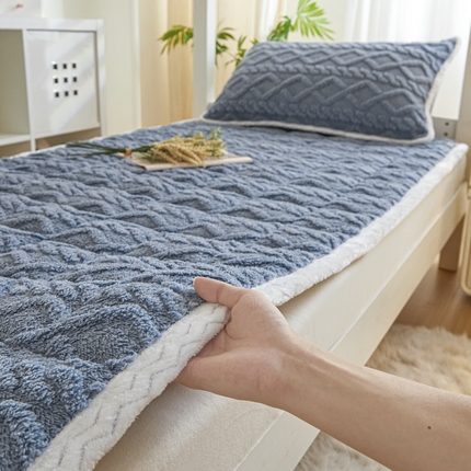91家纺网 家纺一手货源 找家纺 卡伦家纺 2025新款塔芙绒加厚保暖床垫单人宿舍床垫 梦蓝灰