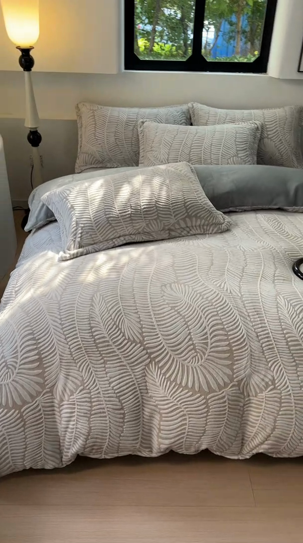 91家纺网 家纺一手货源 找家纺 新印象 2025新款高克重牛奶绒烂花四件套雕花绒四件套冷杉-灰