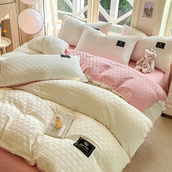 91家纺网 家纺一手货源 找家纺 红日子纺织品 2024新款A类华夫格双拼四件套 奶昔白+少女粉