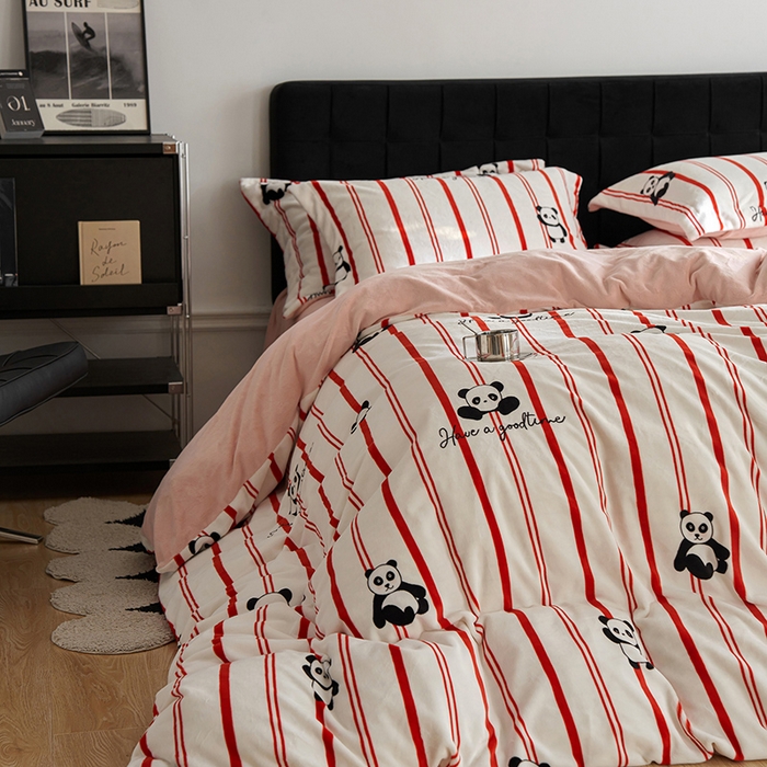91家纺网 家纺一手货源 找家纺 千朵森 2024新款网红印花熊猫牛奶绒四件套  风格二 西雅图