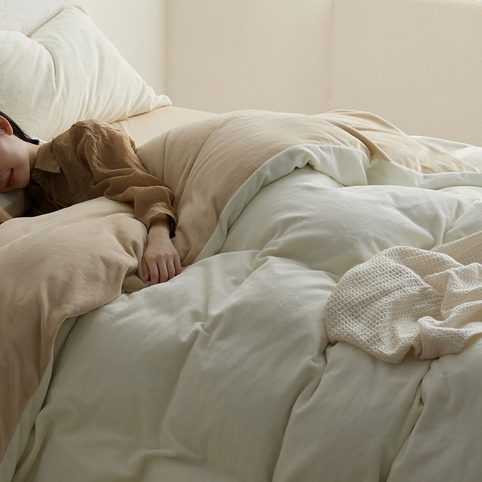 91家纺网 家纺一手货源 找家纺 千朵森 2024新款高克重纯色牛奶绒四件套 茶花白配郁金香