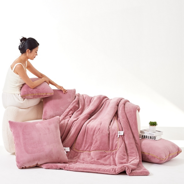 91家纺网 家纺一手货源 找家纺 照世家纺 2024新款牛奶绒纯色抱枕被（控价68/89/129/169/219） 豆沙