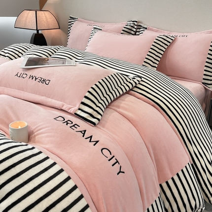 91家纺网 家纺一手货源 找家纺 （总）子曰 2025新款牛奶绒精美拼色刺绣四件套-格林