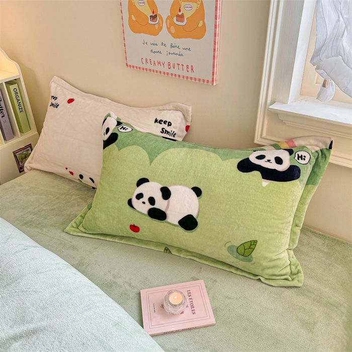 91家纺网 家纺一手货源 找家纺 名兮家居 2024新款卡通时尚风高克重牛奶绒四件套 彩虹熊猫-果绿