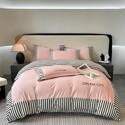 91家纺网 家纺一手货源 找家纺 子曰 2025新款牛奶绒精美拼色刺绣四件套-格林 格林-粉