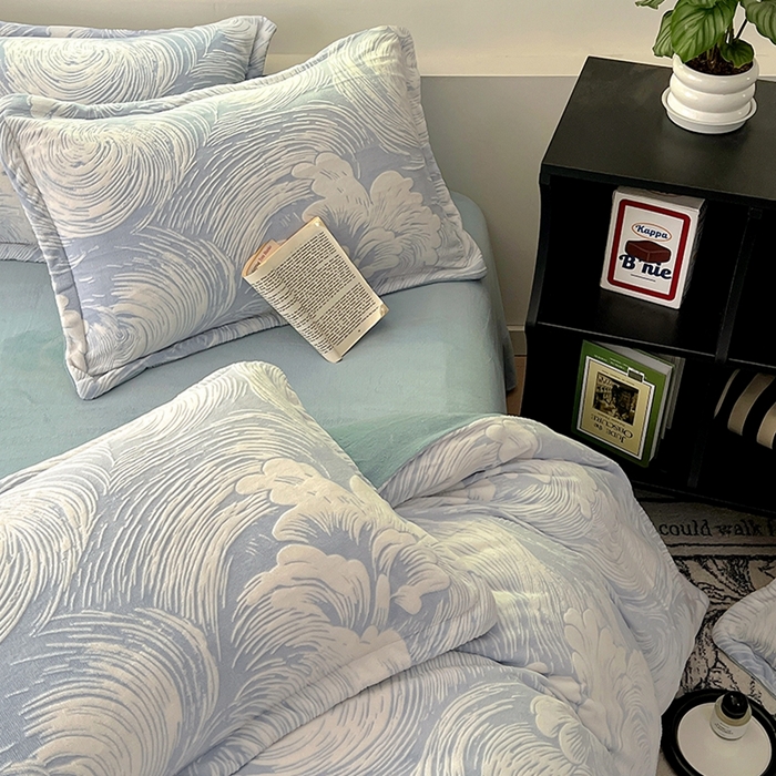 91家纺网 家纺一手货源 找家纺 新印象 2025新款高克重牛奶绒烂花四件套雕花绒四件套浪花-浅兰