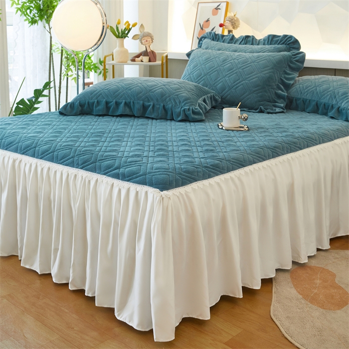 91家纺网 家纺一手货源 找家纺 缦彩 2024新款高克重牛奶绒夹棉床笠式床裙三件套 艾格雾蓝