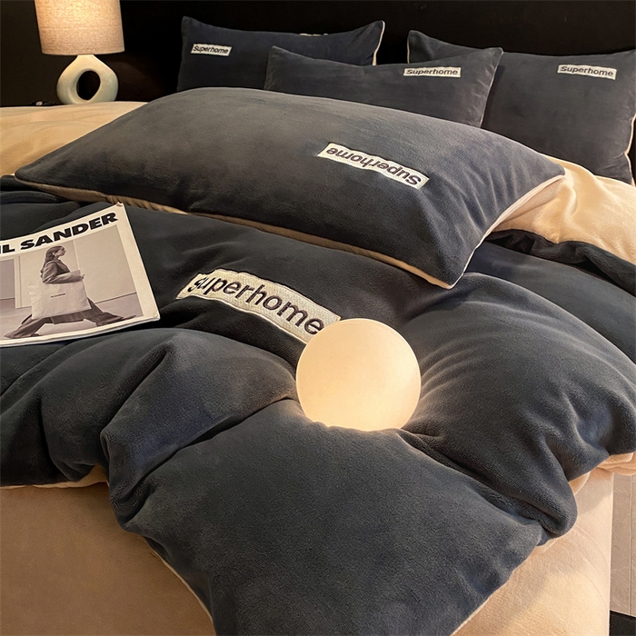 91家纺网 家纺一手货源 找家纺 笙意家纺 2025新款牛奶绒刺绣四件套-杰尼娅系列绒 杰尼亚-绅士灰+奶茶