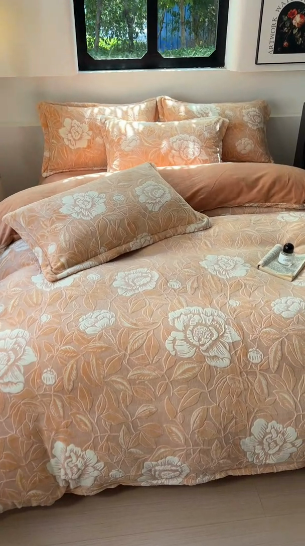 91家纺网 家纺一手货源 找家纺 新印象 2025新款高克重牛奶绒烂花四件套雕花绒四件套浪漫花语