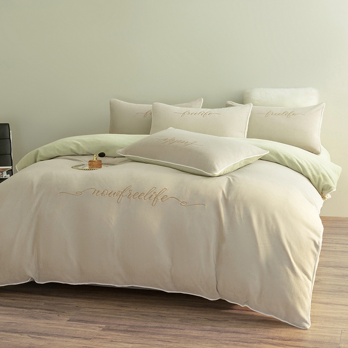 91家纺网 家纺一手货源 找家纺 千朵森 2024新款奢美牛奶绒刺绣四件套 浅奈灰配秧绿