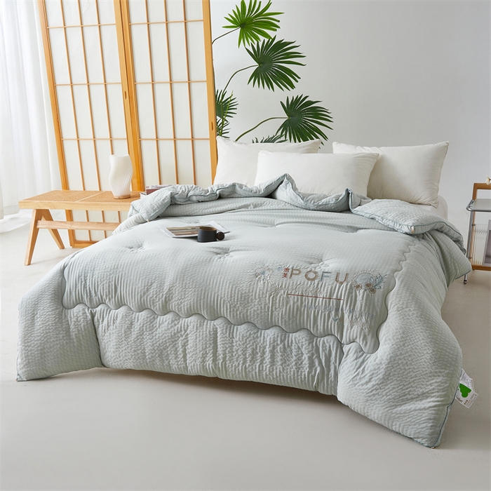 91家纺网 家纺一手货源 找家纺 爱宝被业 2025新款泡芙棉刺绣被被 泡芙棉-时尚灰