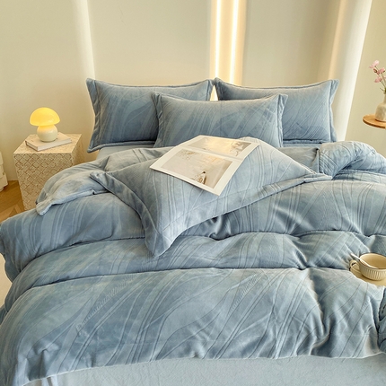 91家纺网 家纺一手货源 找家纺 （总）乐嘉盈 2025新款高克重圆角吊边雕花纯色牛奶绒四件套