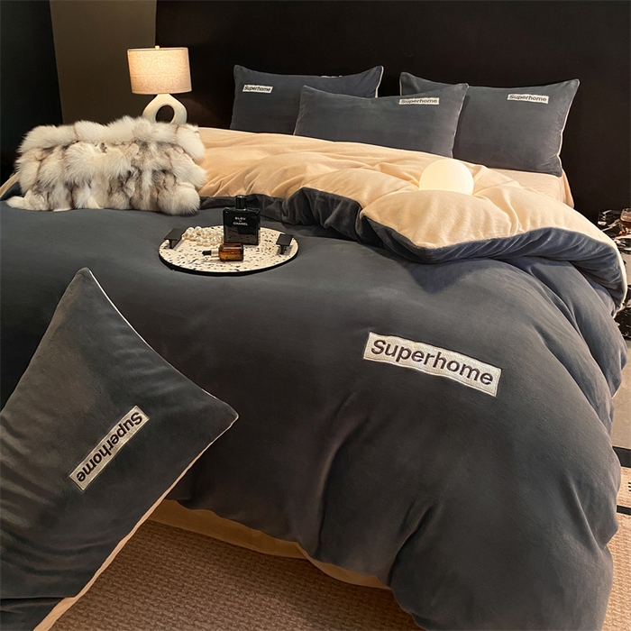 91家纺网 家纺一手货源 找家纺 笙意家纺 2025新款牛奶绒刺绣四件套-杰尼娅系列绒 杰尼亚-绅士灰+奶茶