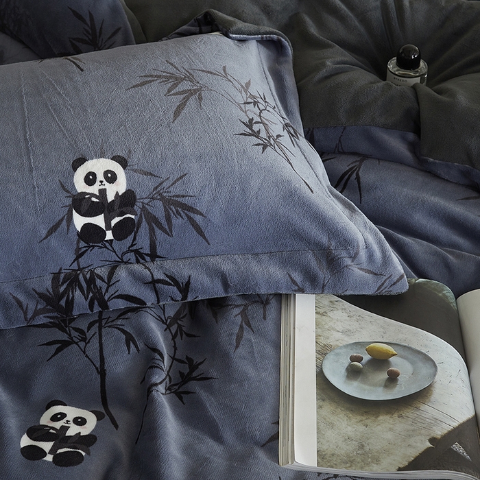 91家纺网 家纺一手货源 找家纺 千朵森 2024新款网红印花熊猫牛奶绒四件套 风格一 卡诺