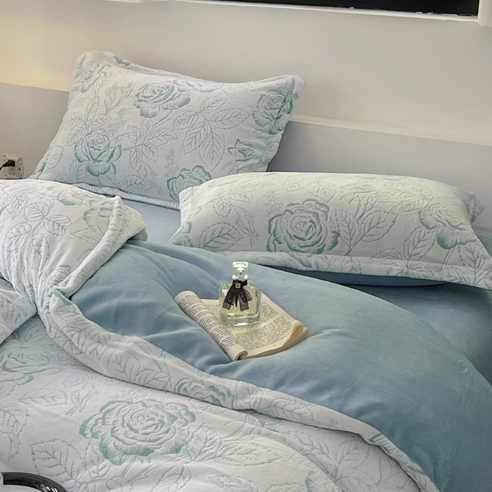 91家纺网 家纺一手货源 找家纺 新印象 2025新款高克重牛奶绒烂花四件套雕花绒四件套浪漫玫瑰-蓝