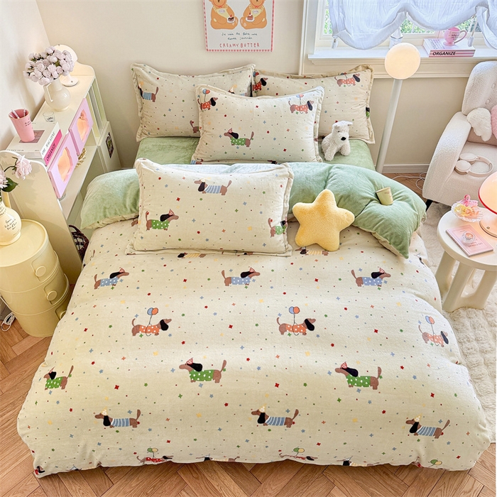 91家纺网 家纺一手货源 找家纺 名兮家居 2024新款卡通时尚风高克重牛奶绒四件套 腊肠狗