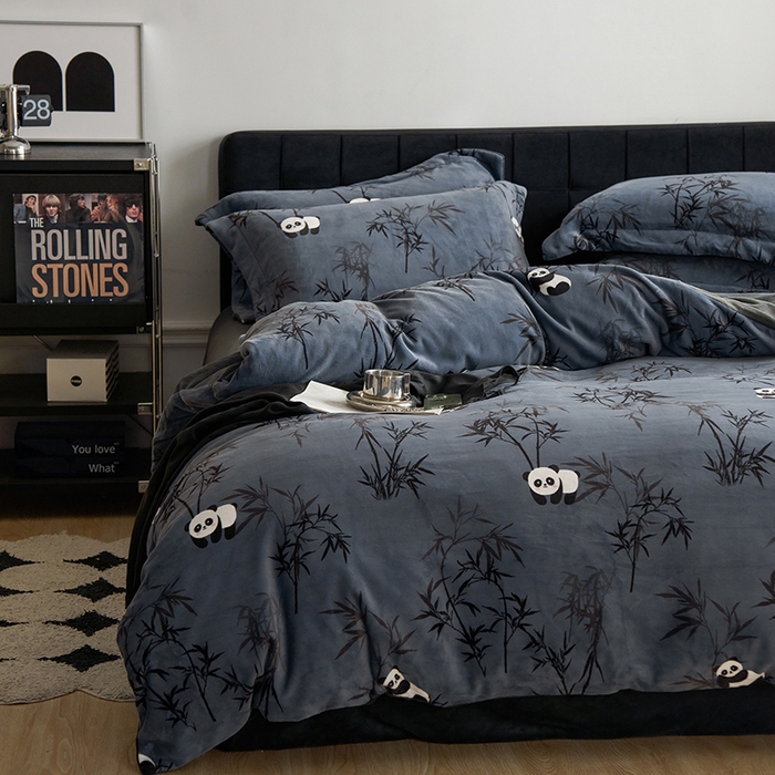 91家纺网 家纺一手货源 找家纺 千朵森 2024新款网红印花熊猫牛奶绒四件套  风格二 卡诺