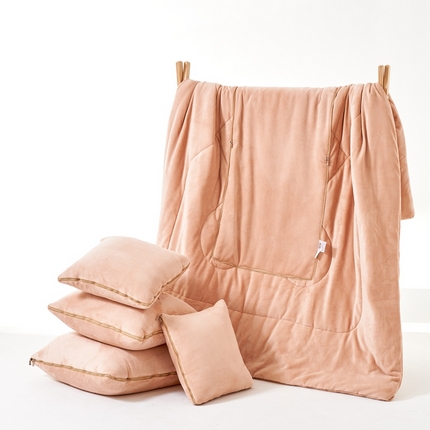 91家纺网 家纺一手货源 找家纺 照世家纺 2024新款牛奶绒纯色抱枕被（控价68/89/129/169/219） 驼色