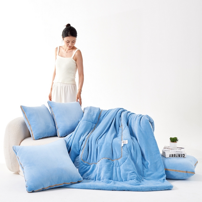 91家纺网 家纺一手货源 找家纺 照世家纺 2024新款牛奶绒纯色抱枕被（控价68/89/129/169/219） 天空蓝