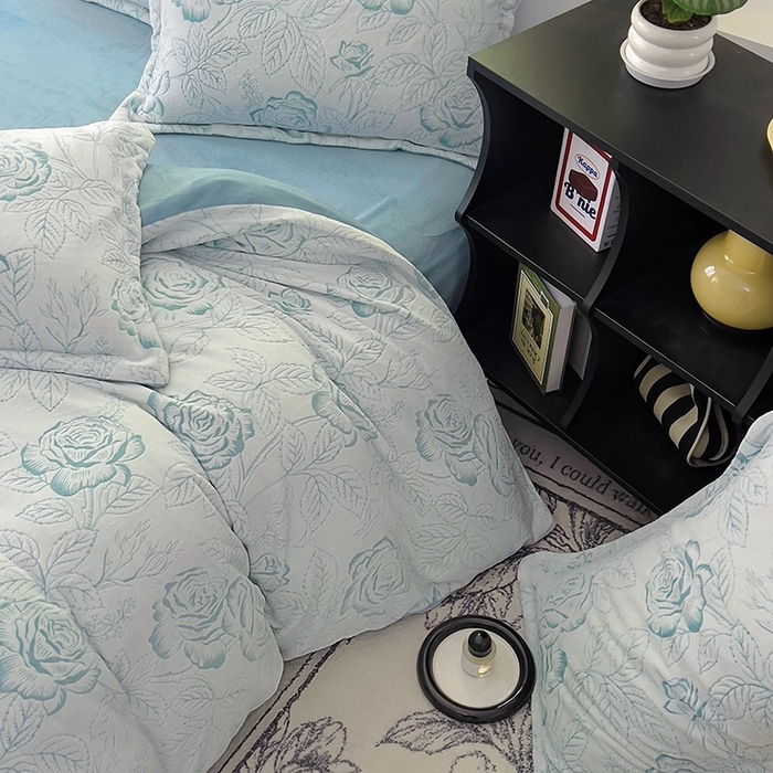 91家纺网 家纺一手货源 找家纺 新印象 2025新款高克重牛奶绒烂花四件套雕花绒四件套浪漫玫瑰-蓝