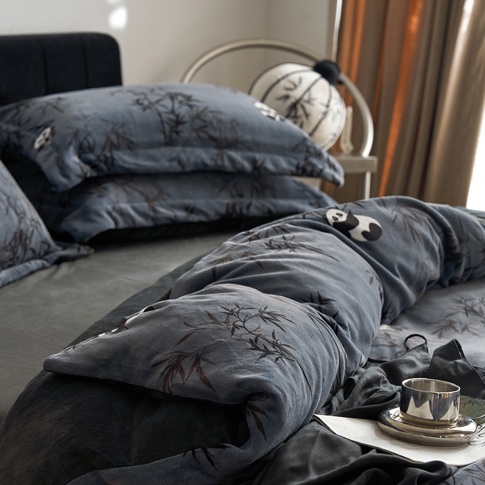 91家纺网 家纺一手货源 找家纺 千朵森 2024新款网红印花熊猫牛奶绒四件套  风格二 卡诺