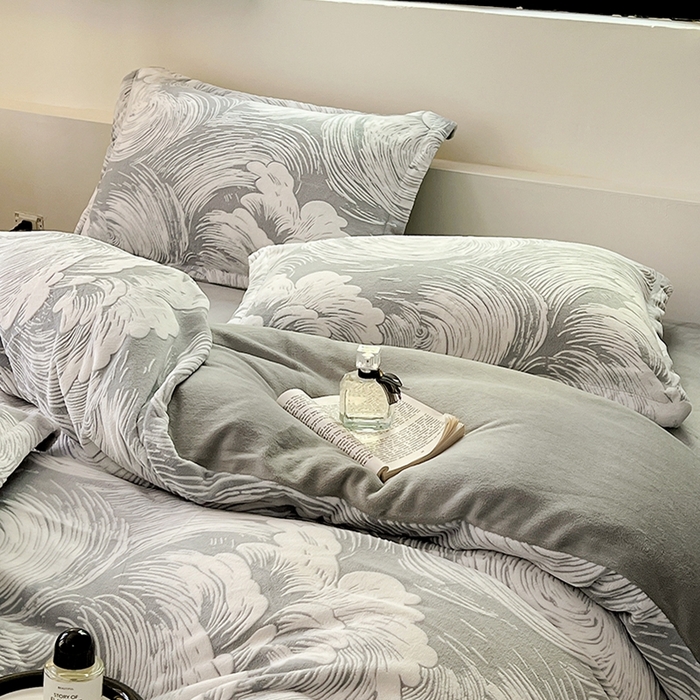 91家纺网 家纺一手货源 找家纺 新印象 2025新款高克重牛奶绒烂花四件套雕花绒四件套浪花-灰