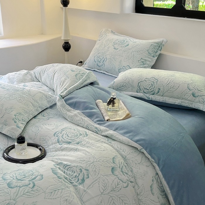 91家纺网 家纺一手货源 找家纺 新印象 2025新款高克重牛奶绒烂花四件套雕花绒四件套浪漫玫瑰-蓝