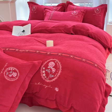 艾唯希家纺 2024新款牛奶雕花绒绣花工艺四件套系列 玫瑰的故事-红