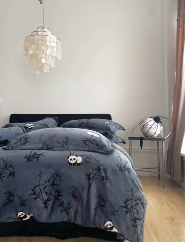 91家纺网 家纺一手货源 找家纺 千朵森 2024新款网红印花熊猫牛奶绒四件套  风格二 卡诺