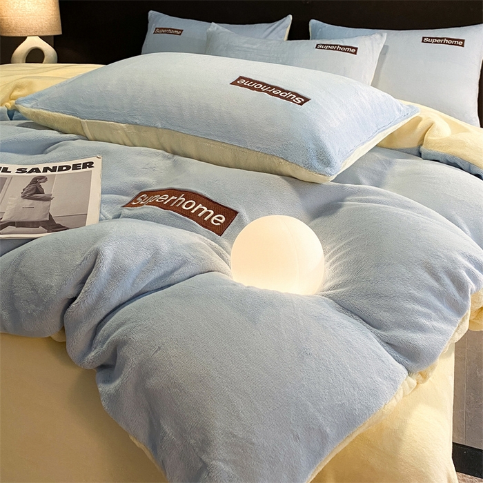 91家纺网 家纺一手货源 找家纺 笙意家纺 2025新款牛奶绒刺绣四件套-杰尼娅系列绒 杰尼亚-婴儿蓝+奶黄