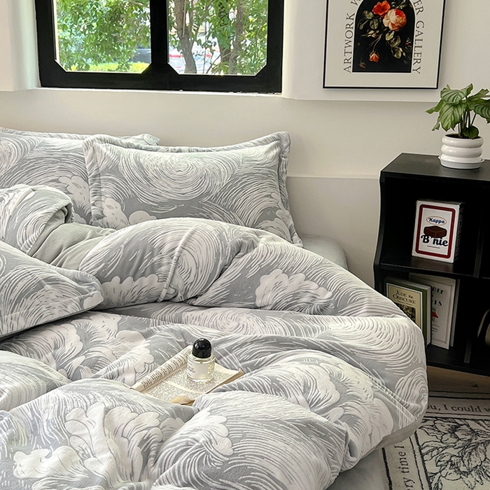 91家纺网 家纺一手货源 找家纺 新印象 2025新款高克重牛奶绒烂花四件套雕花绒四件套浪花-灰