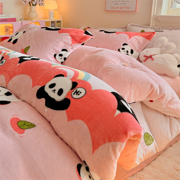 91家纺网 家纺一手货源 找家纺 名兮家居 2024新款卡通时尚风高克重牛奶绒四件套 彩虹熊猫-粉