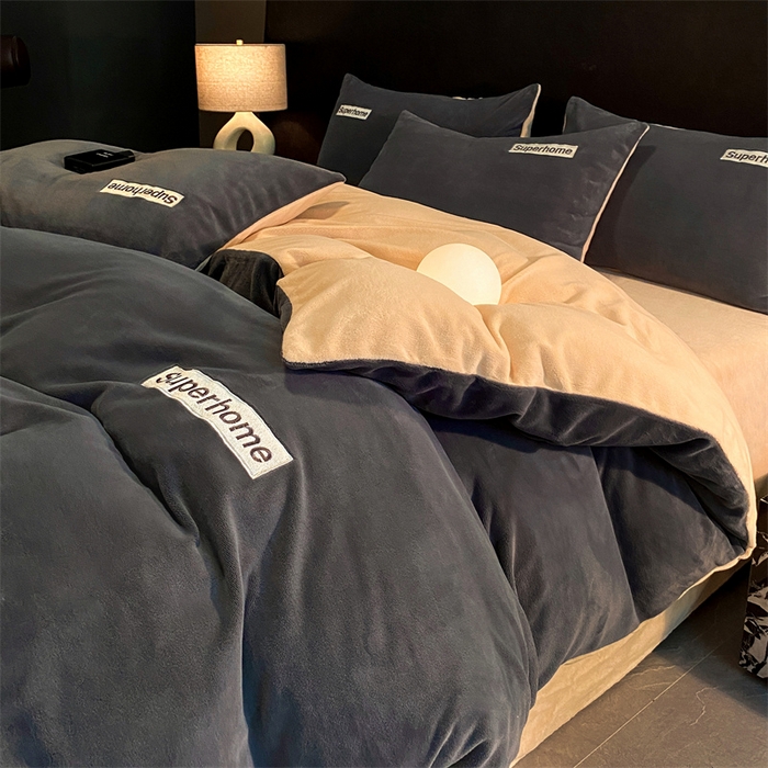 91家纺网 家纺一手货源 找家纺 笙意家纺 2025新款牛奶绒刺绣四件套-杰尼娅系列绒 杰尼亚-绅士灰+奶茶