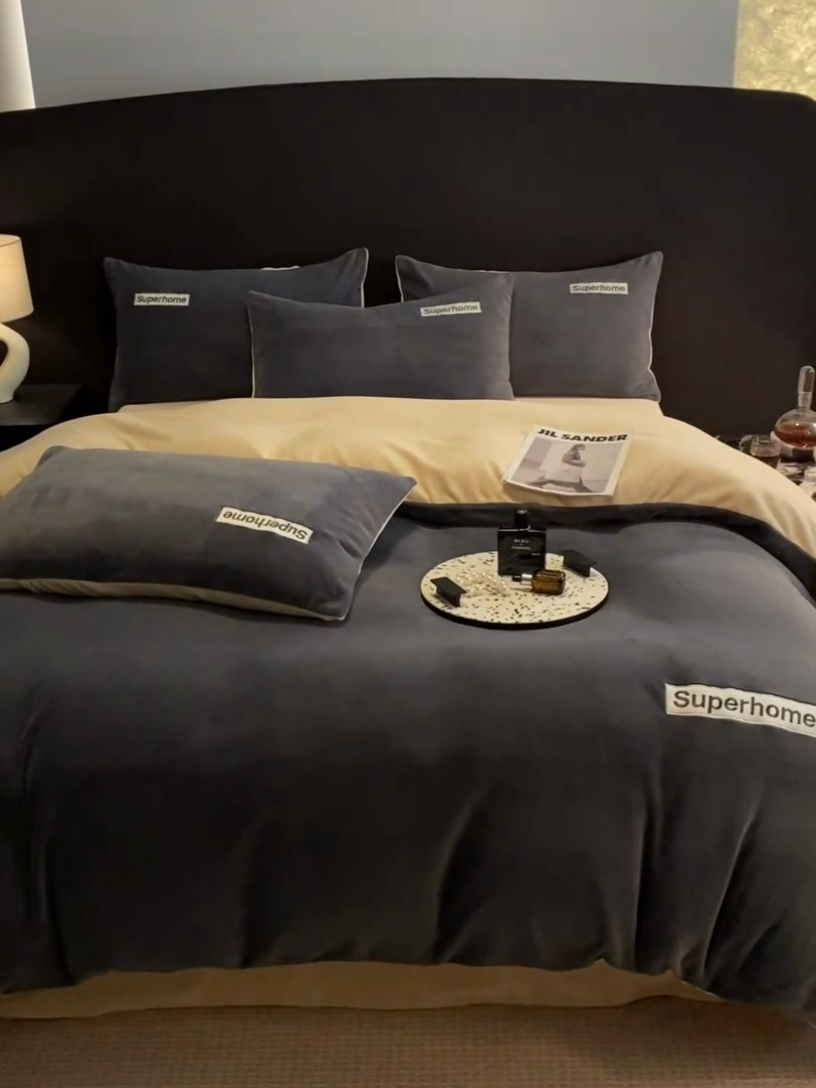 91家纺网 家纺一手货源 找家纺 笙意家纺 2025新款牛奶绒刺绣四件套-杰尼娅系列绒 杰尼亚-绅士灰+奶茶