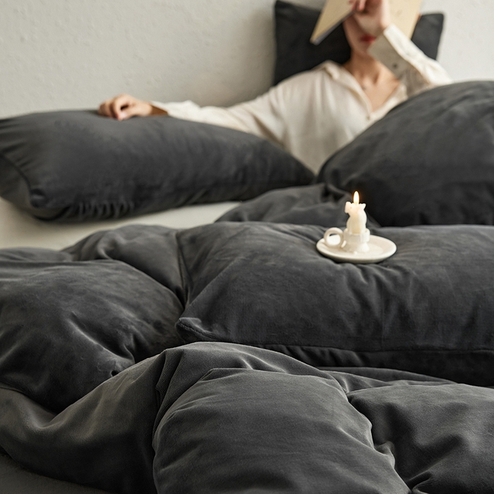 91家纺网 家纺一手货源 找家纺 千朵森 2024新款高克重纯色牛奶绒四件套 墨灰