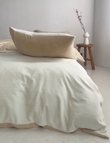 91家纺网 家纺一手货源 找家纺 千朵森 2024新款高克重纯色牛奶绒四件套 茶花白配郁金香