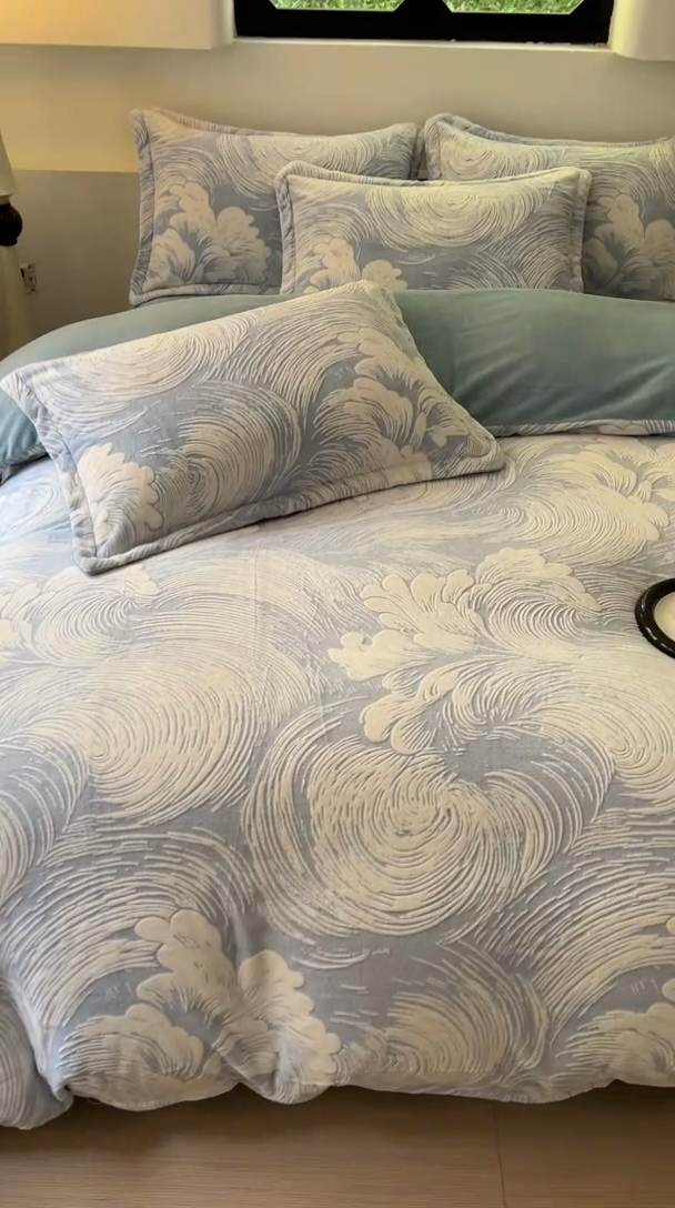 91家纺网 家纺一手货源 找家纺 新印象 2025新款高克重牛奶绒烂花四件套雕花绒四件套浪花-浅兰