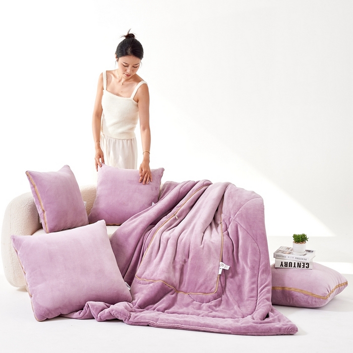 91家纺网 家纺一手货源 找家纺 照世家纺 2024新款牛奶绒纯色抱枕被（控价68/89/129/169/219） 香芋紫