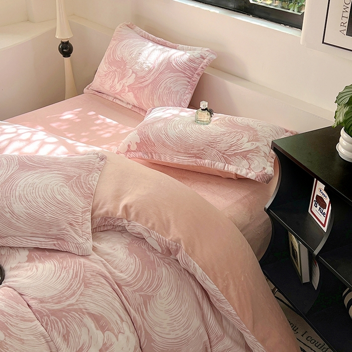 91家纺网 家纺一手货源 找家纺 新印象 2025新款高克重牛奶绒烂花四件套雕花绒四件套浪花-粉