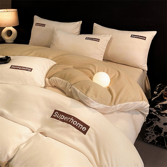 91家纺网 家纺一手货源 找家纺 笙意家纺 2025新款牛奶绒刺绣四件套-杰尼娅系列绒 杰尼亚-奶昔白+奶茶