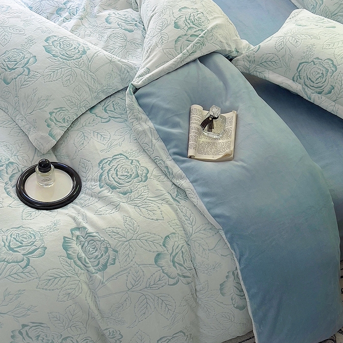 91家纺网 家纺一手货源 找家纺 新印象 2025新款高克重牛奶绒烂花四件套雕花绒四件套浪漫玫瑰-蓝