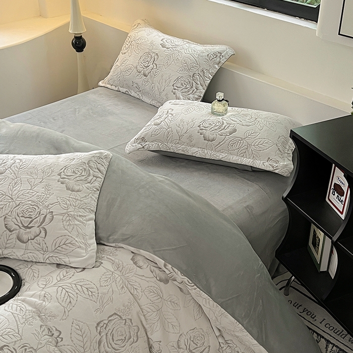 91家纺网 家纺一手货源 找家纺 新印象 2025新款高克重牛奶绒烂花四件套雕花绒四件套浪漫玫瑰