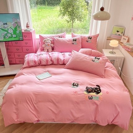 91家纺网 家纺一手货源 找家纺 晚爱家纺 2025新款A类ins风毛巾绣超柔亲肤云朵棉四件套 粉色猫咪