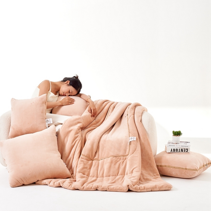 91家纺网 家纺一手货源 找家纺 照世家纺 2024新款牛奶绒纯色抱枕被（控价68/89/129/169/219） 驼色